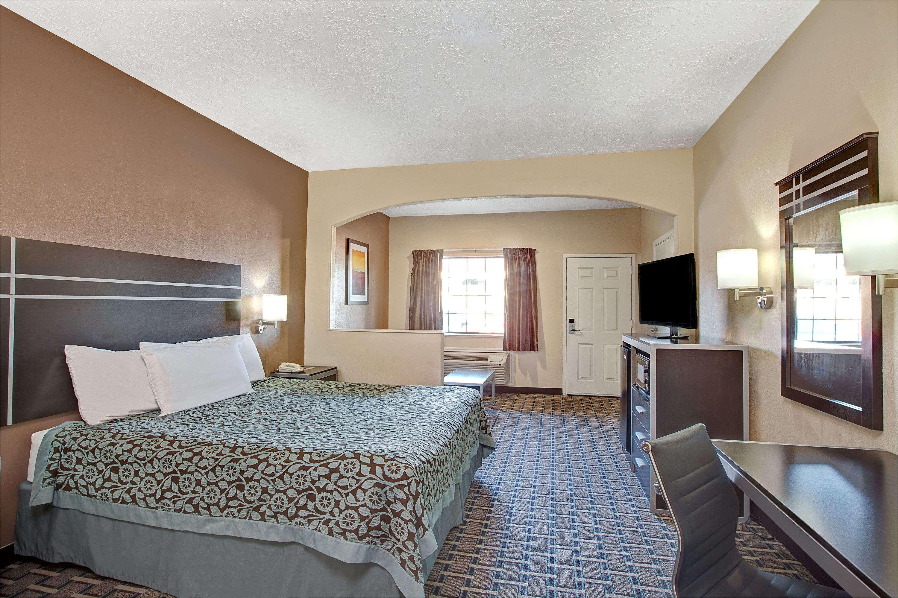 Days Inn & Suites By Wyndham Houston North - Spring Exterior photo